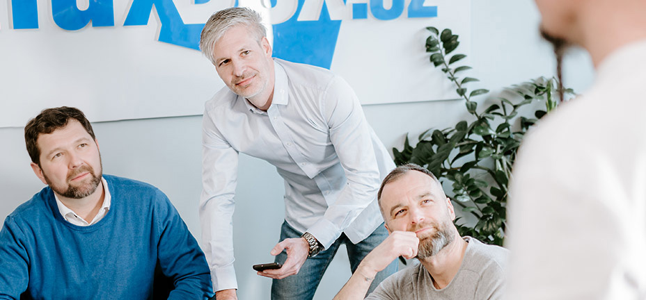 Tým Montodo při společné poradě a vývoji digitální platformy ve společnosti LinuxBox.cz.